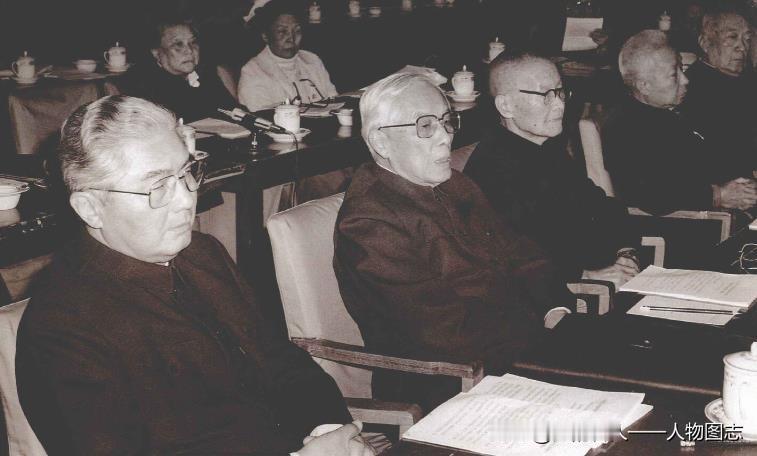 1982年11月13日，中国人民政治协商会议章程修改委员会第三次全体会议在政协礼