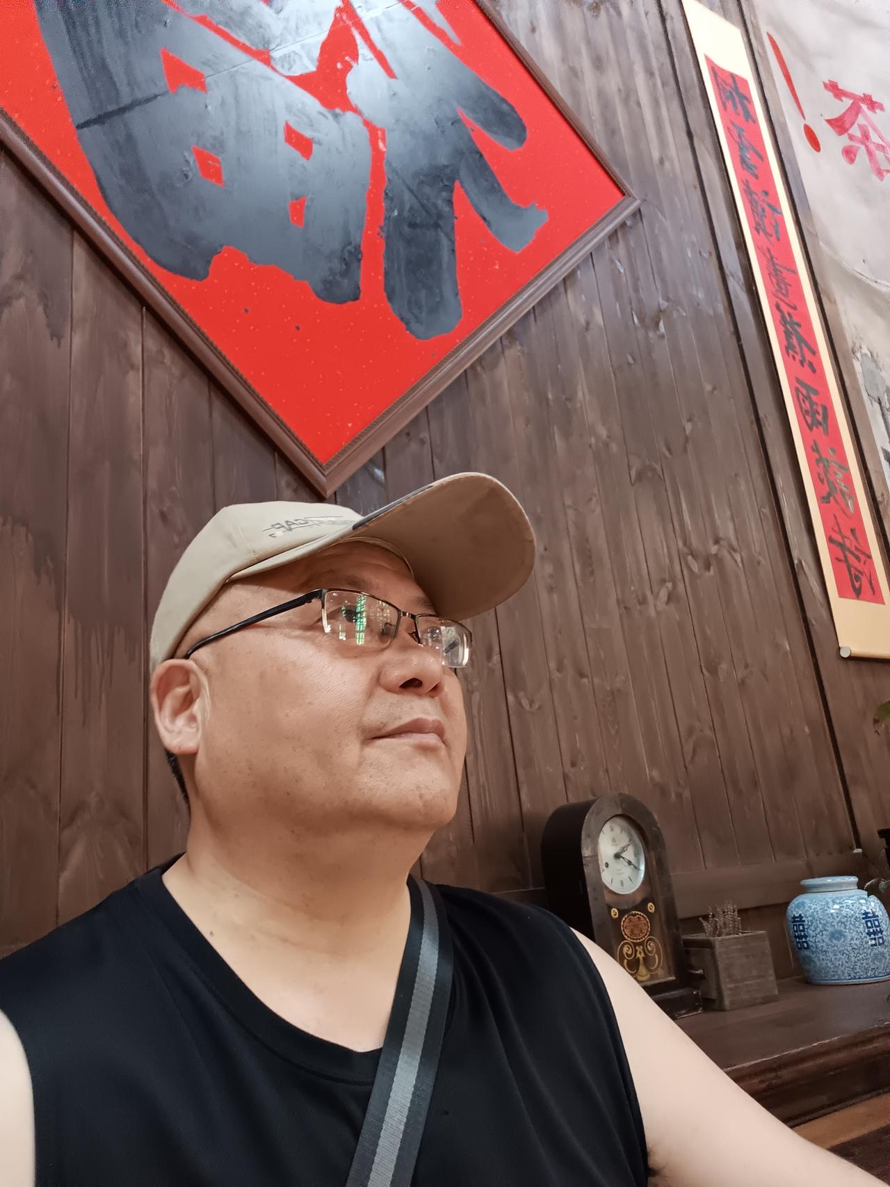 昨天下午2点钟，应一位网名叫”江右龙门”之约，来到了南昌市明德路茶馆。

该茶馆