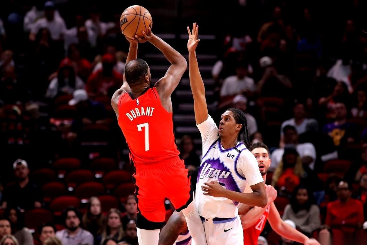 火箭140比106，一场把爵士摁在地上摩擦的屠杀。
更衣室里估计都在开香槟了，但