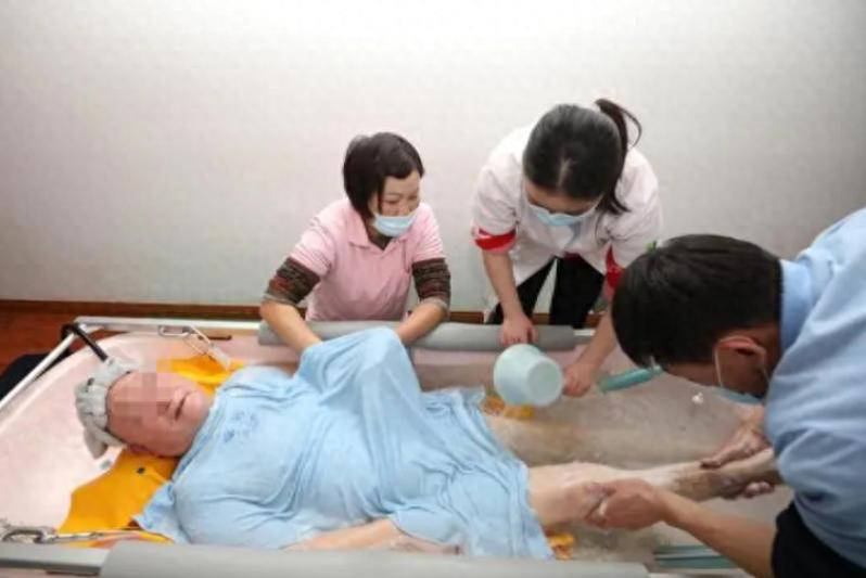 2020年，陕西女子专为老人洗澡，单次500元：洗的不是身体是尊严
随着我国老龄