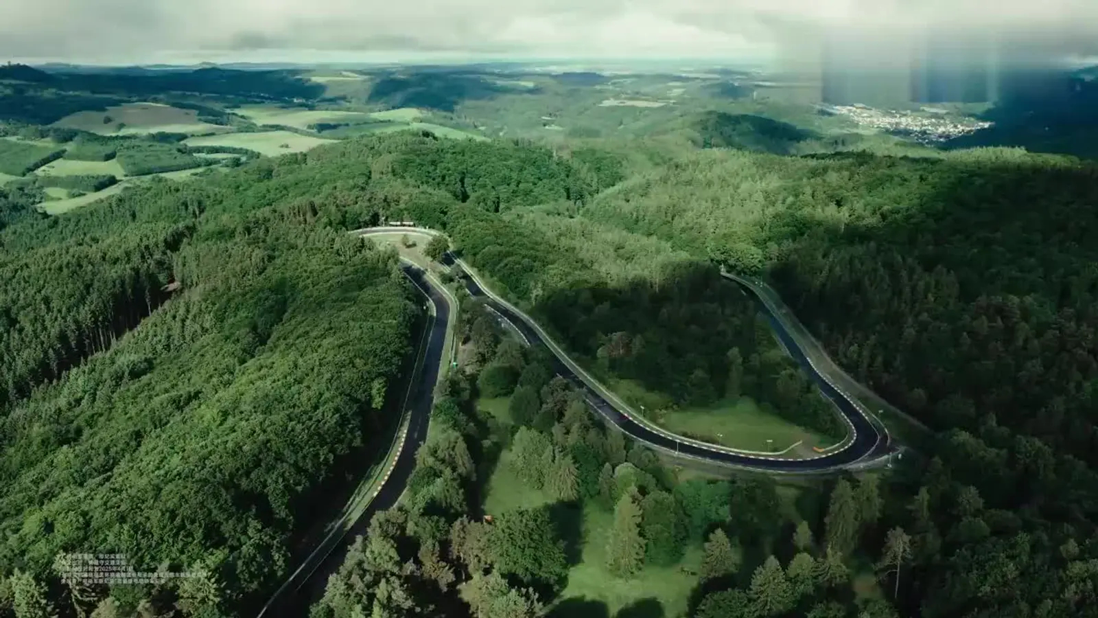 懂车帝中外性能车纽北对决 当年看《头文字D》，后来看《飞驰人生》系列，每次类似电