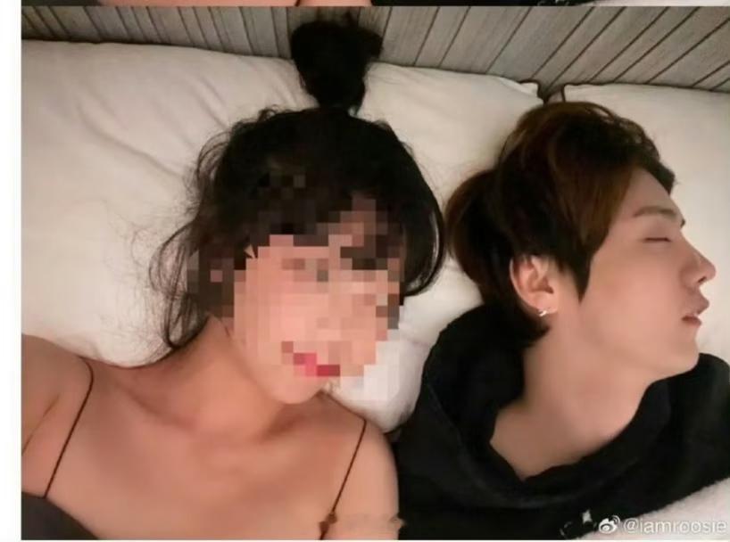 鹿晗 关晓彤鹿晗这么下去路人缘只会越来越差和关晓彤谈恋爱的时候高调宣布，现在分手