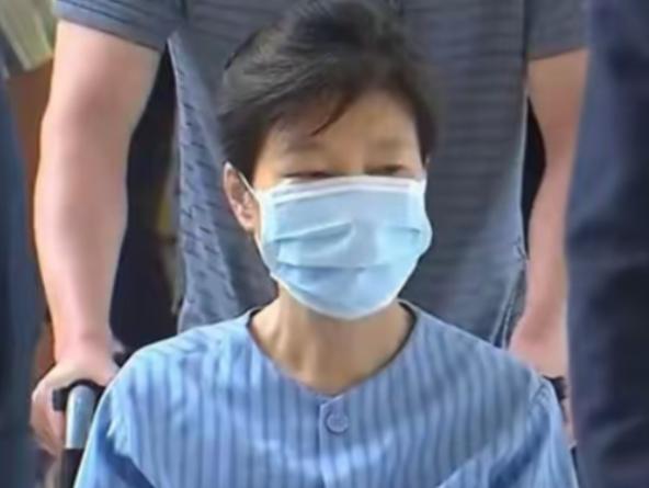 万万没想到，尹锡悦内乱罪一审宣判之际，出狱三年的朴槿惠竟然也惹上了官司！究竟是巧