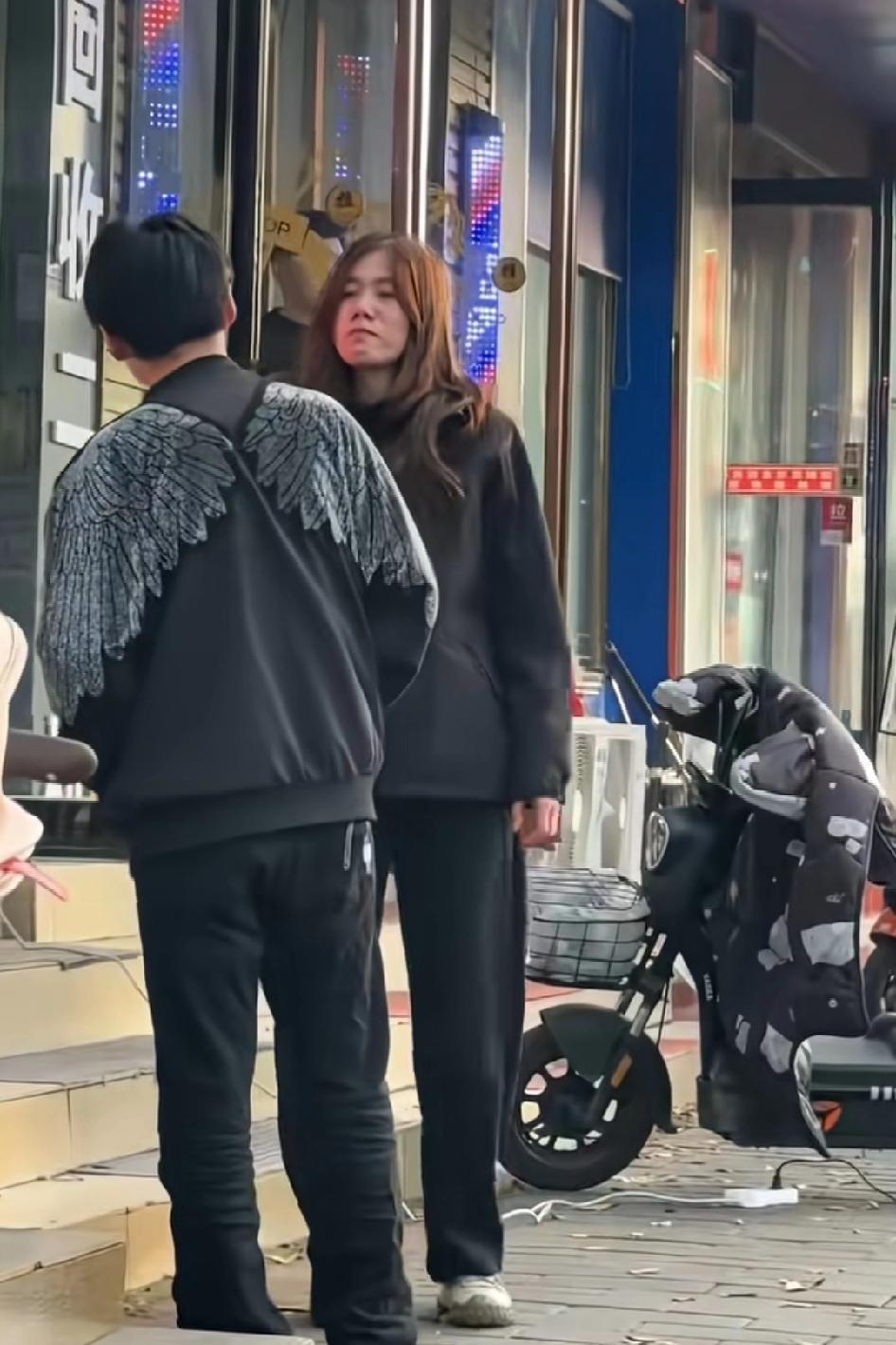 妈妈的心都碎了，不明白是怎样的原因，能打自己的妈妈，妈妈无助的眼神恨自己教育不了