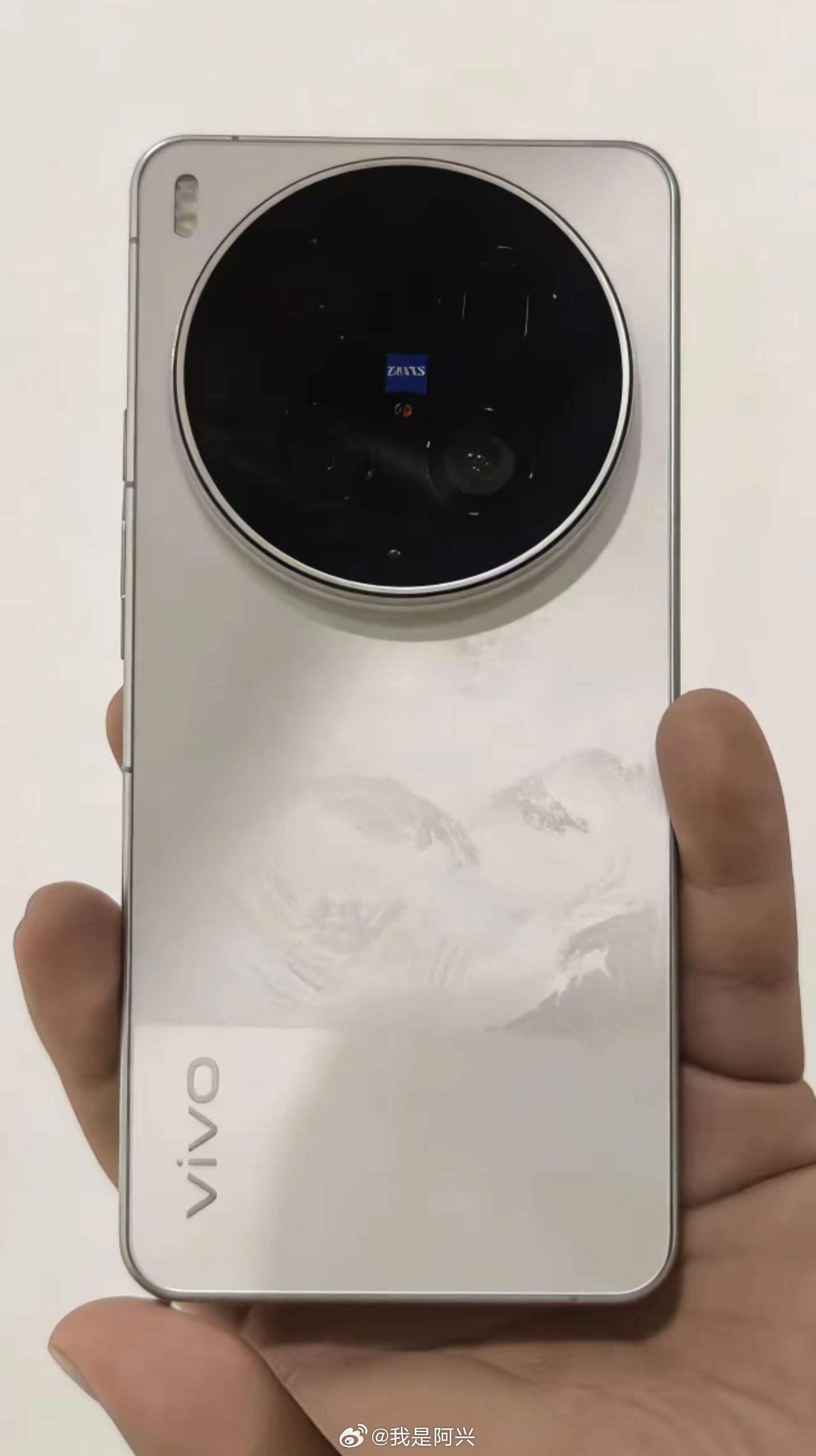 那怕这个白色是下半部分的纯色设计或者上半部分的纹理一体设计也要比现在拼接好看的多