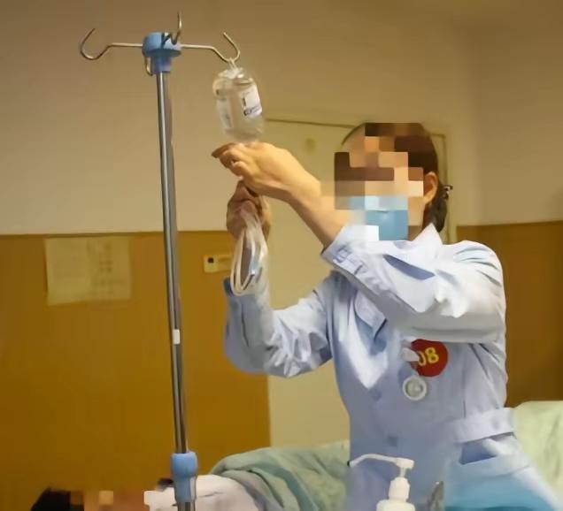 广西贺州一名长相娇俏、年轻漂亮的女护士，在当地公立医院稳稳干了11年。可谁也想不