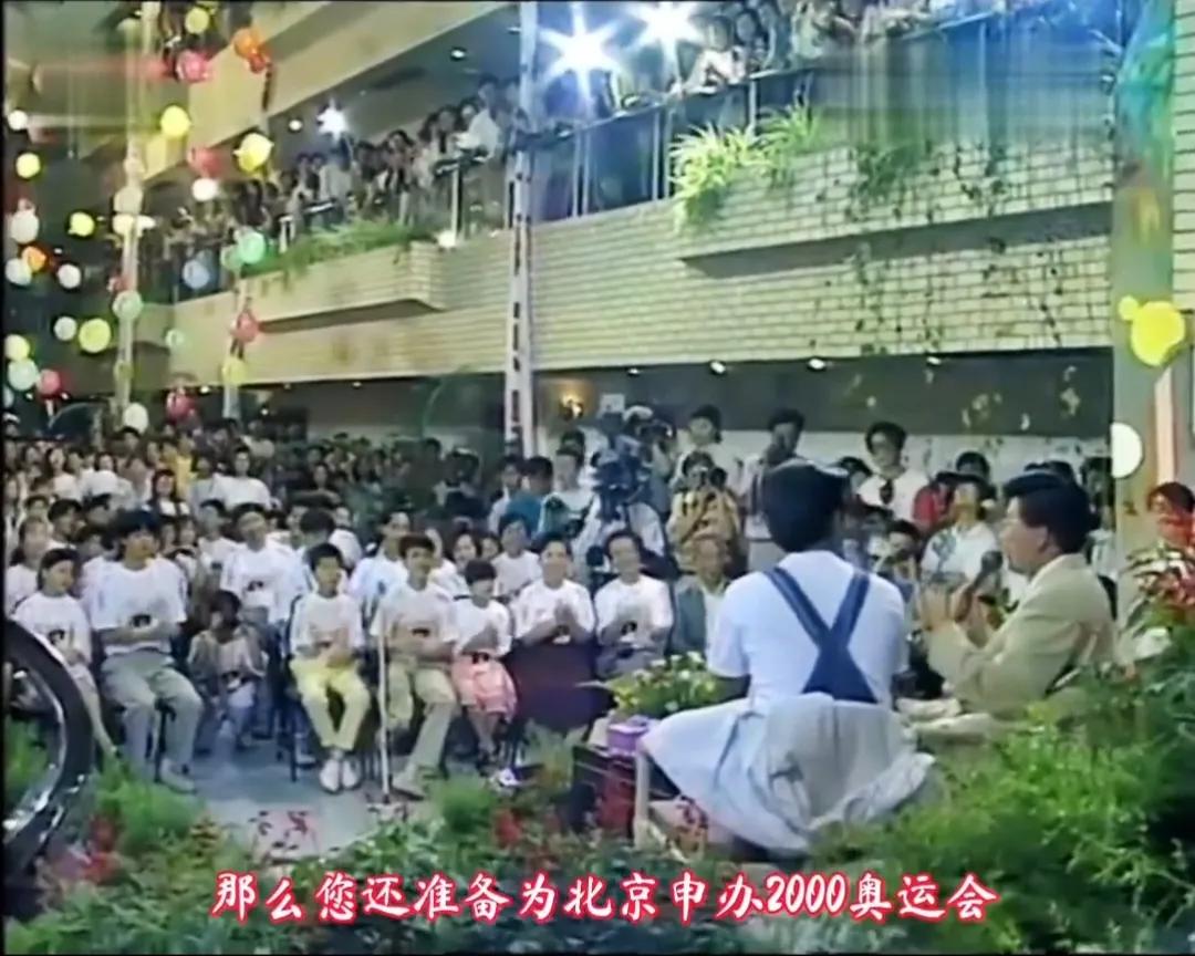 1993年刘德华在内地开巡回演唱会，在东方直播室接受采访。
主持人说:那您还准备
