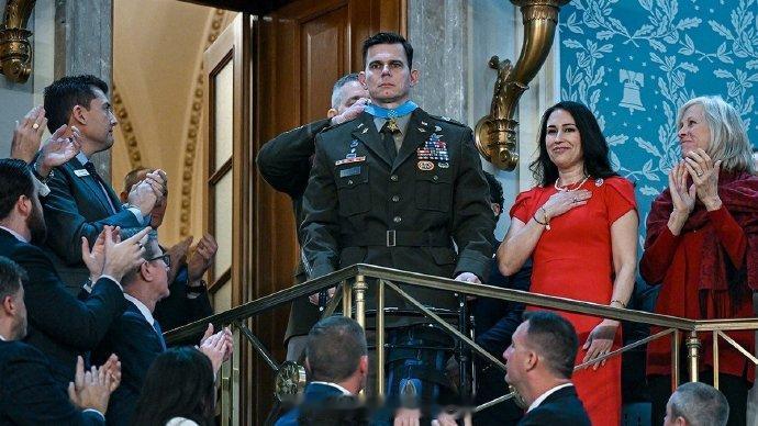 五级准尉艾瑞克・斯洛威尔会不会落入斩杀线？
这个刚在国情咨文现场被特朗普亲自授勋