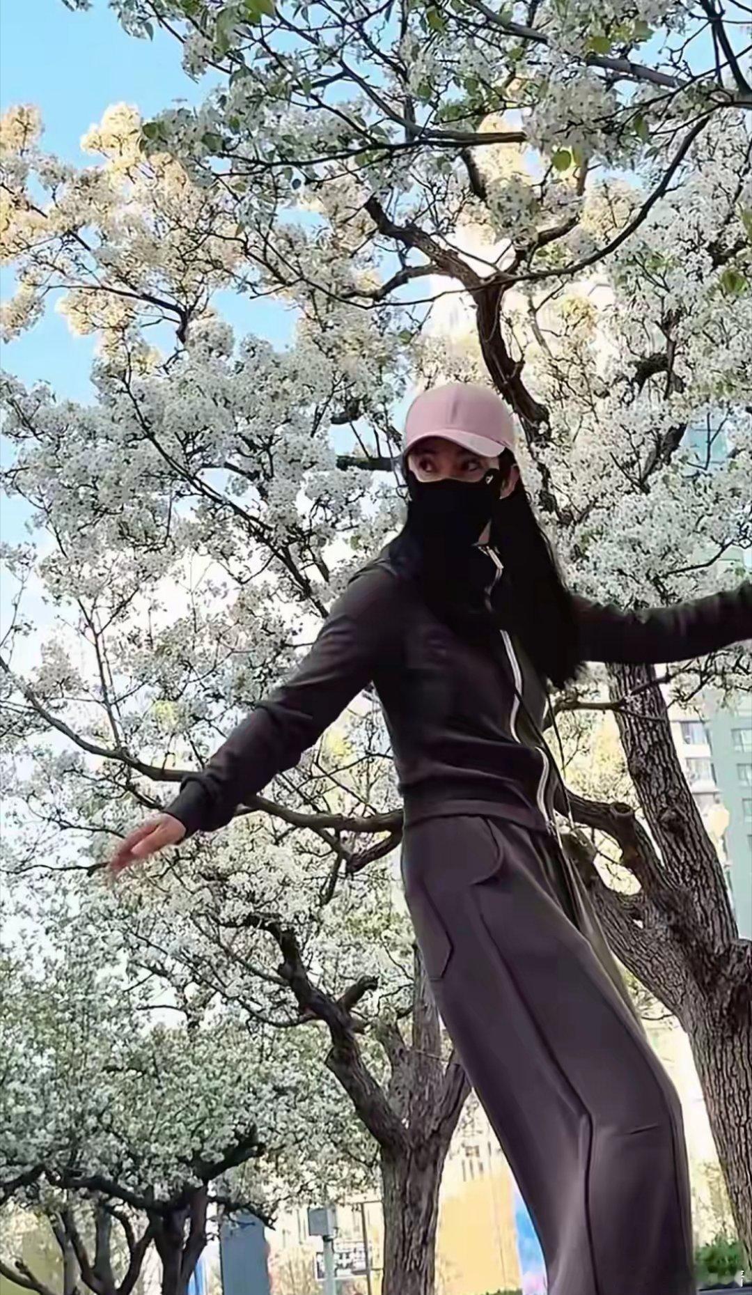 李冰冰玩滑板，鸭舌帽搭休闲穿搭十分减龄，52岁身材苗条惹人慕 ​​​