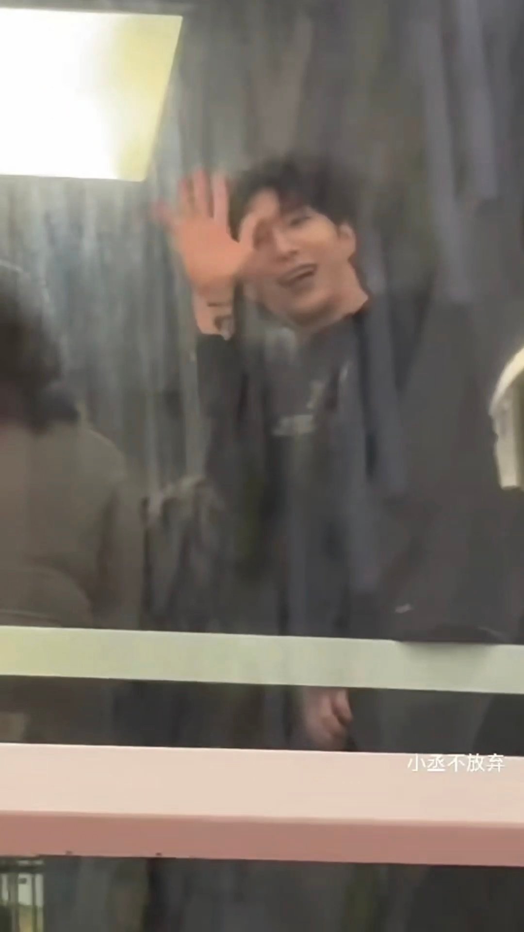 哎呦装哭饭撒的丞丞咋这萌范丞丞电梯装哭饭撒