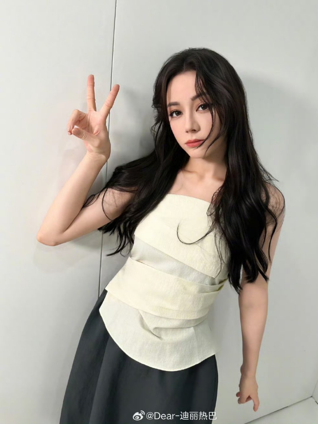 迪丽热巴的父亲原来是国家一级演员 网友发现，迪丽热巴系出名门，其父亲迪力木拉提·