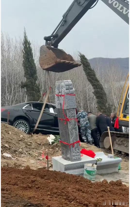 民政局回应用真奔驰车陪葬各位不专业的媒体老师别发表言论了。这不是w222。是w2