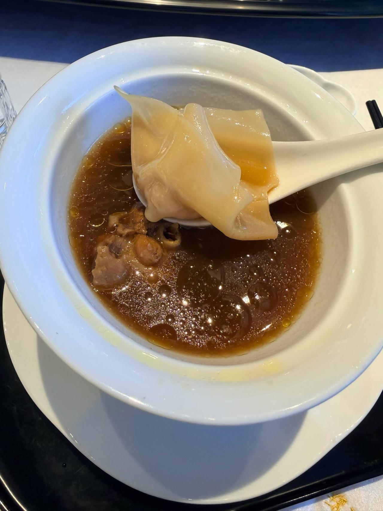 金融城附近的《龙鲤小院》一周岁了·匠心大厨烹制的美味拴住了众人的舌头·细心的服务