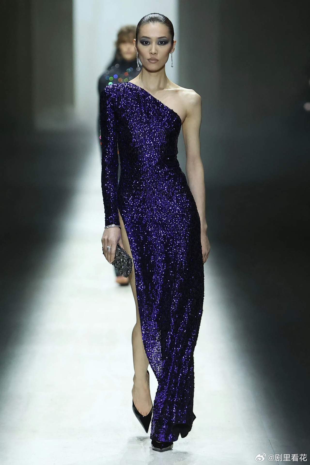 看大表姐刘雯米兰时装秀的高叉连衣裙我问我那个做模特的闺蜜要是穿这样的衣服，模特一