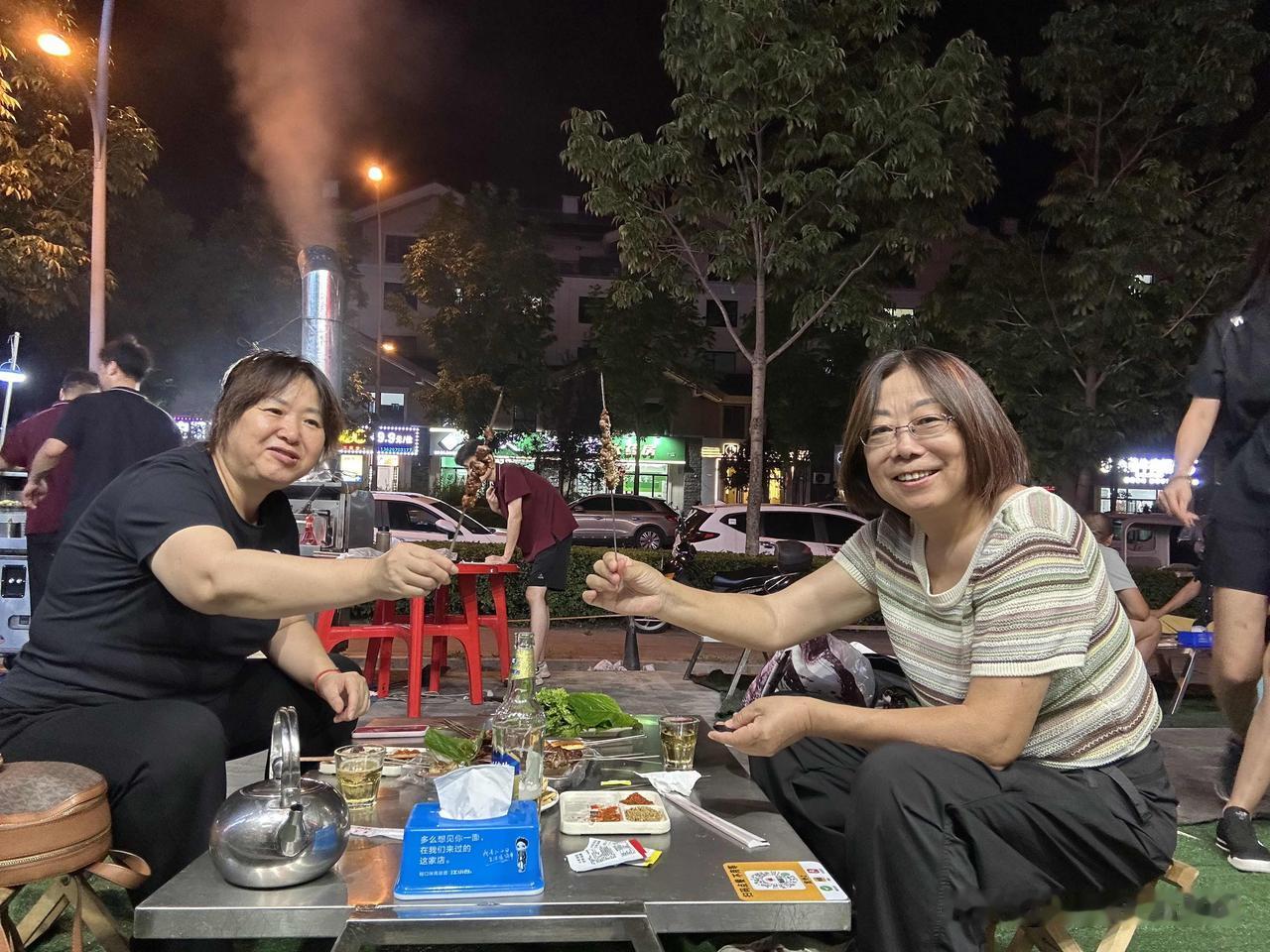 好朋友从北京过来找我了，昨天知道了我在长白山说要来找我，一会儿就买好票订好房，今