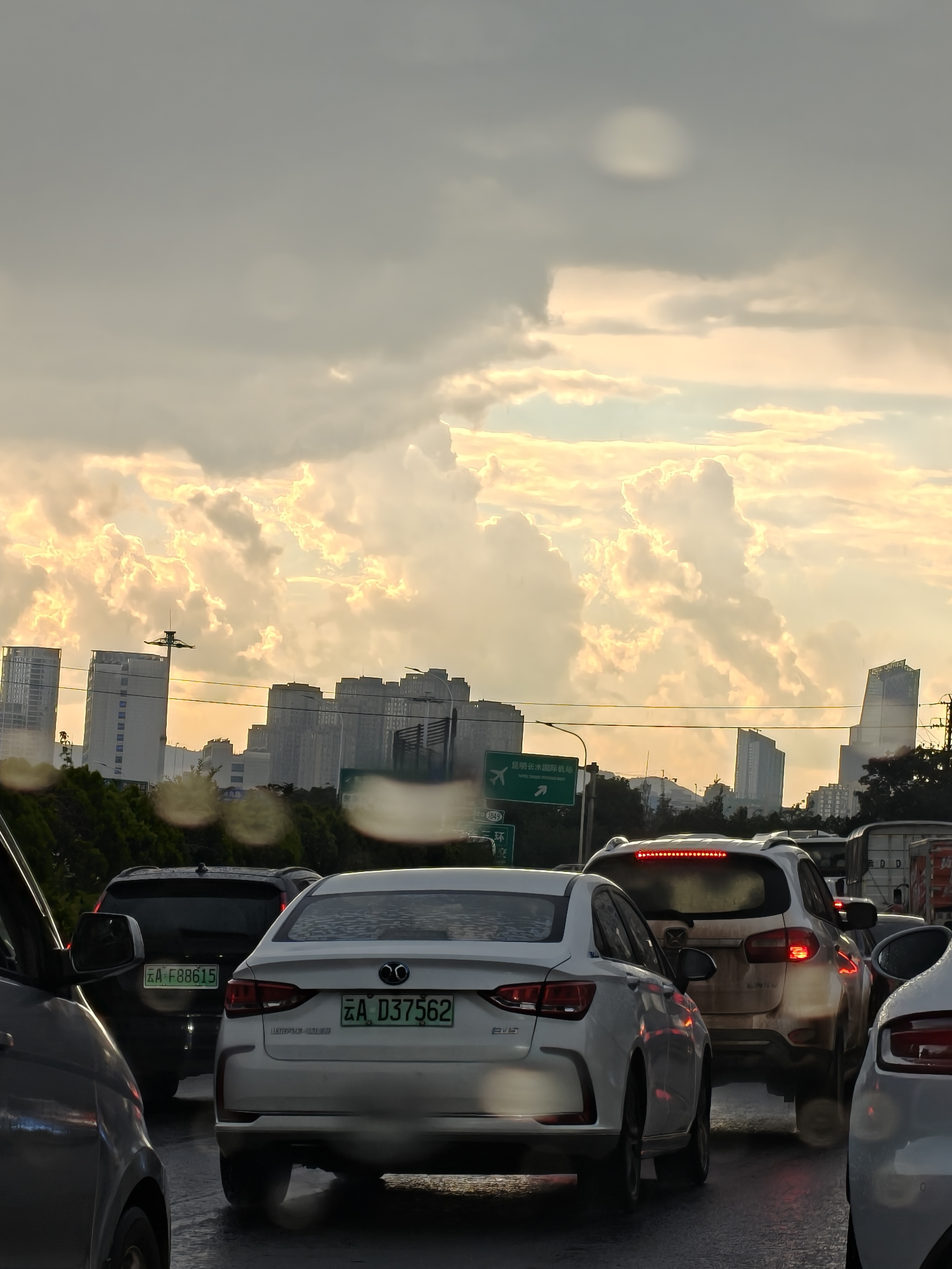 又是下班遇到大雨，堵了好一会，还好老妈来了，到家就有各种好吃的今晚发篇E60 5