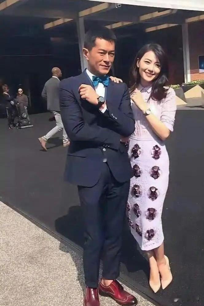 他们的年龄差应该挺大的吧，但是这张合照看起来就像同龄人一样，他们又分别是你们谁心