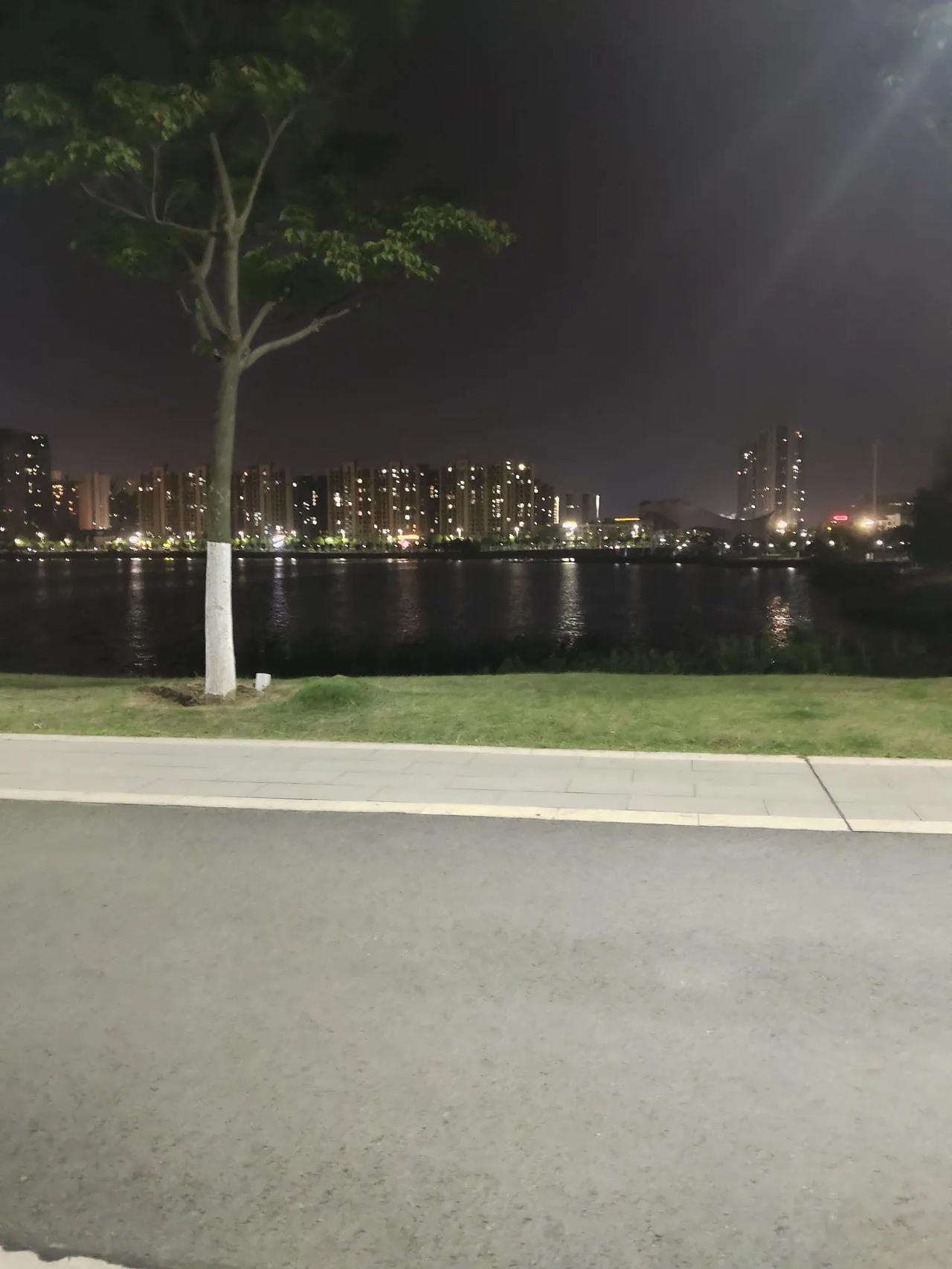 一个人好的人生状态是，什么都不要。

钱、情、名利、地位、他人的尊重……都不要的