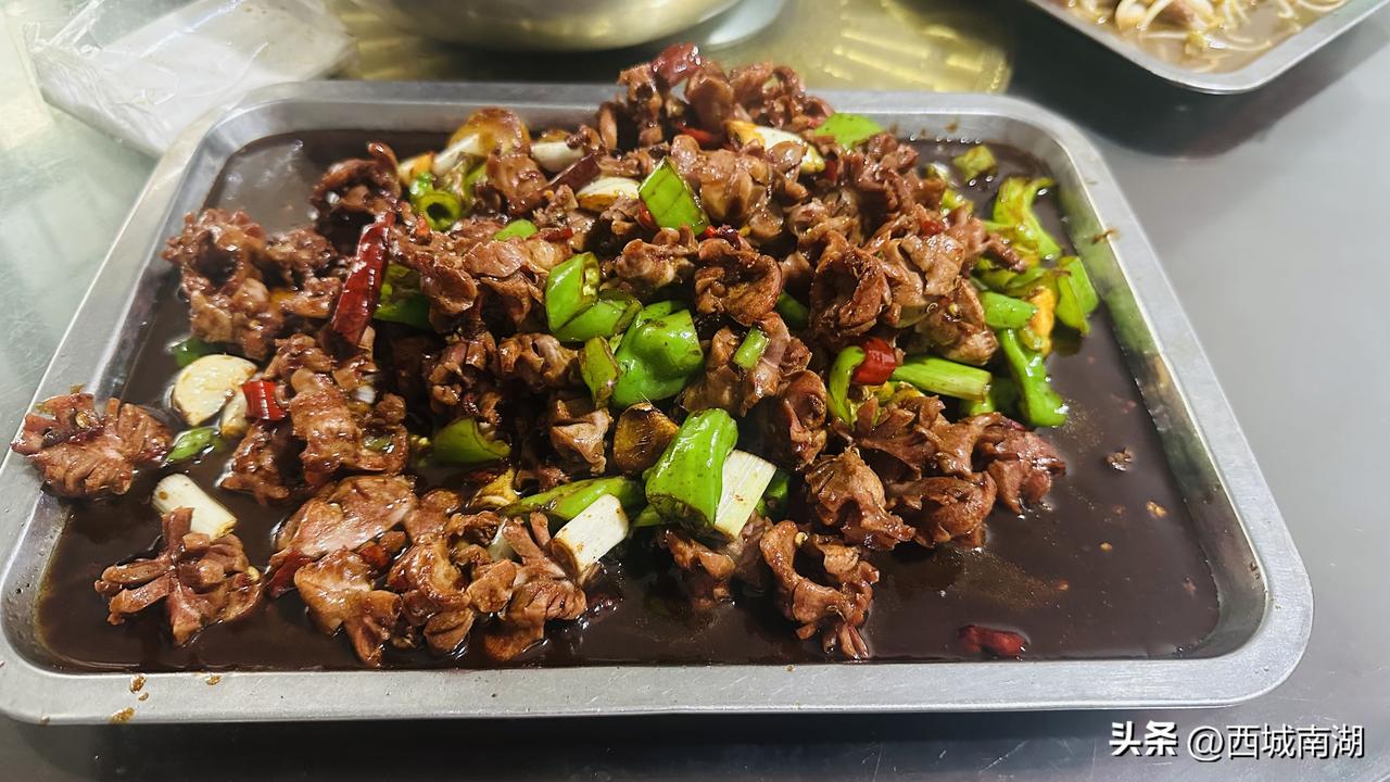 一家藏在罗庄高都村子里的饭庄，附近的居民都习惯称之为“傻子”饭店，不管来几个人，