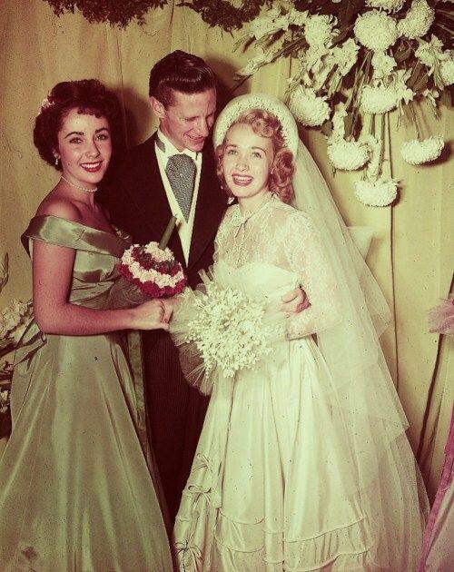 1949年，伊丽莎白·泰勒担任好闺蜜简·鲍威尔第一次婚礼的伴娘，她穿了一条绿色裙