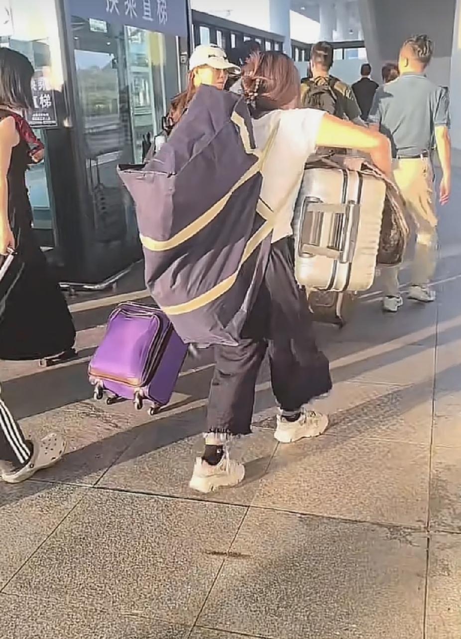 女孩拉着行李箱，匆匆向检票口走去，行李箱突然爆开了，接下来的一幕，让路人看着又心