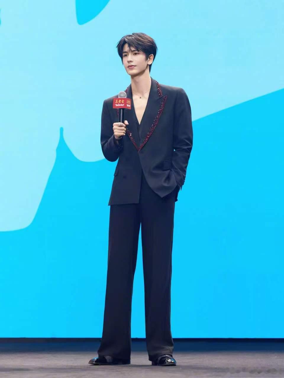 张凌赫一秒入戏太夯了 当演员临场情景演绎遇上产品焕新升级。张凌赫发布会四段故事覆