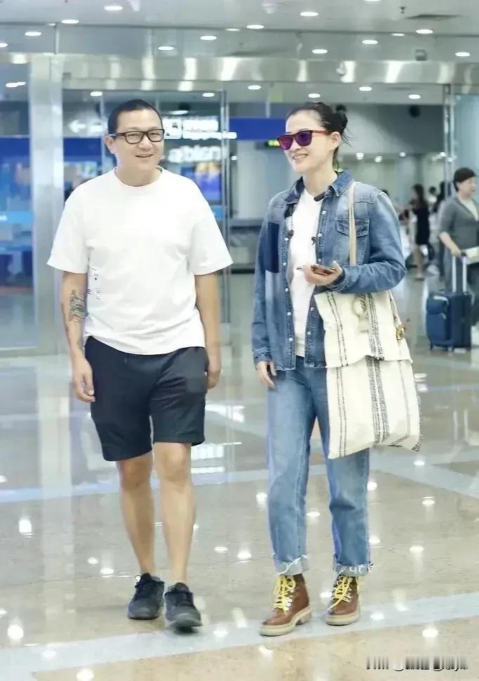 手机屏幕上，一则新闻推送跳了出来，标题赫然写着：“老年人如何融入现代社会？”我下