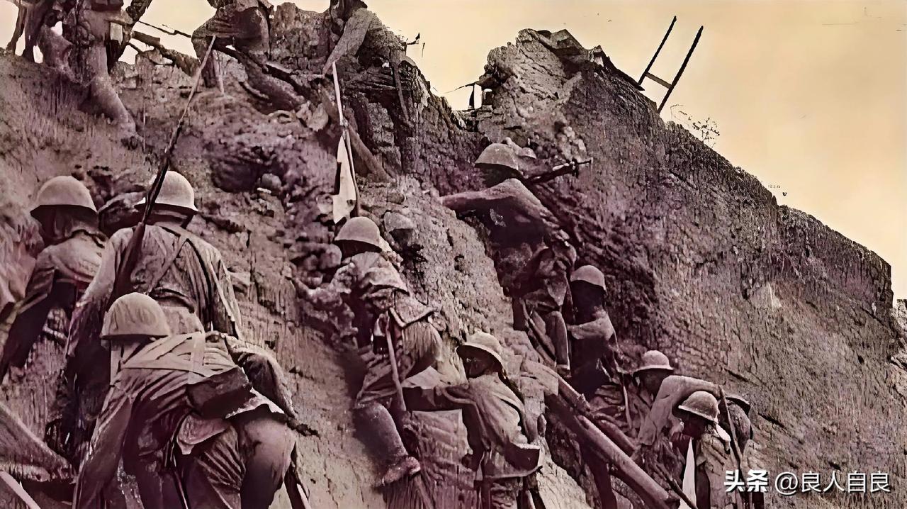 以下是1944年长衡作战当中，日军某部正在攀爬张家山的城垣！

日军发动的冲锋无