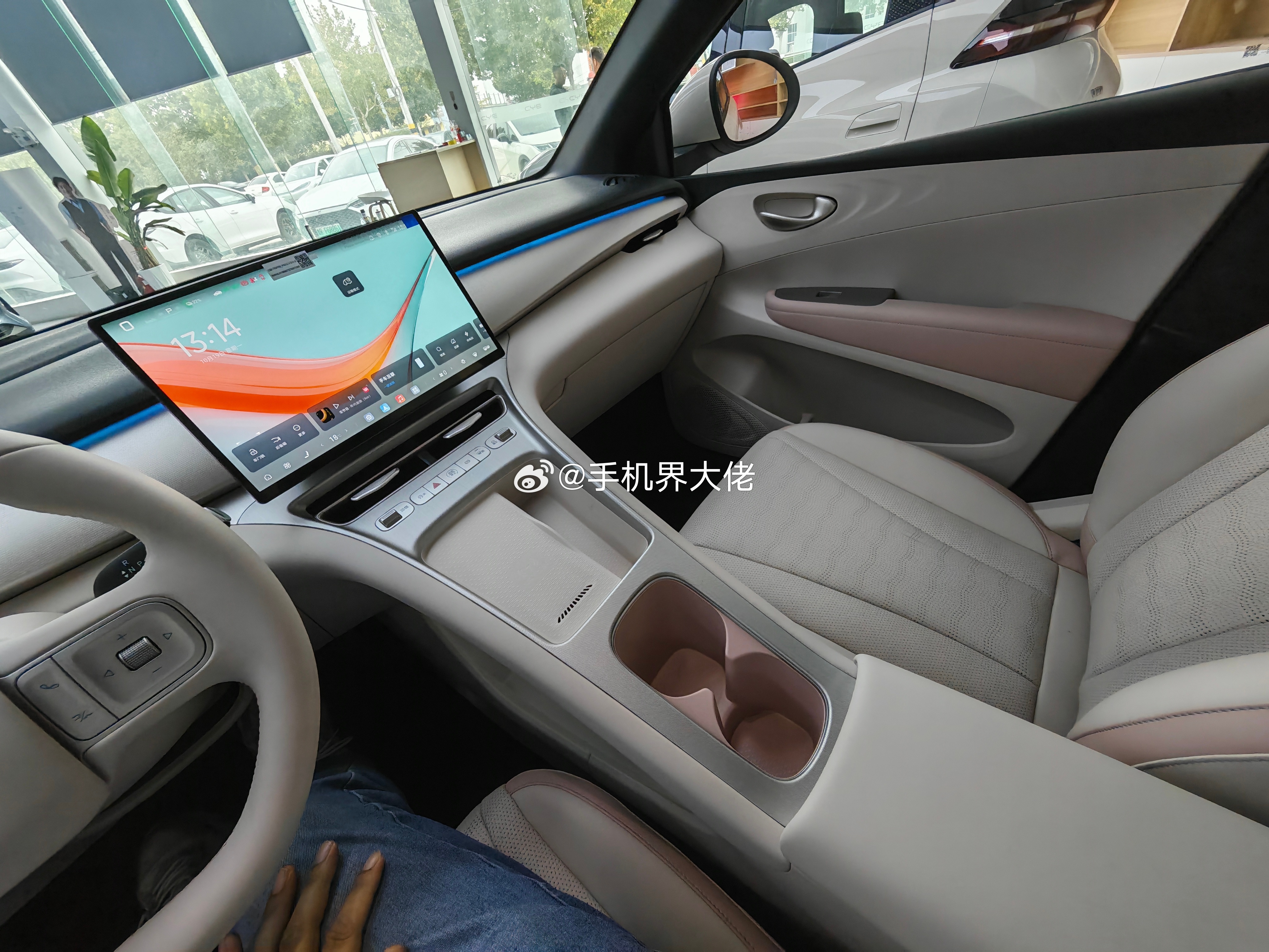 早上刷直播看到第二代海鸥到店了，想着把现在开的车置换成第二代海鸥。赶紧抽空去店里