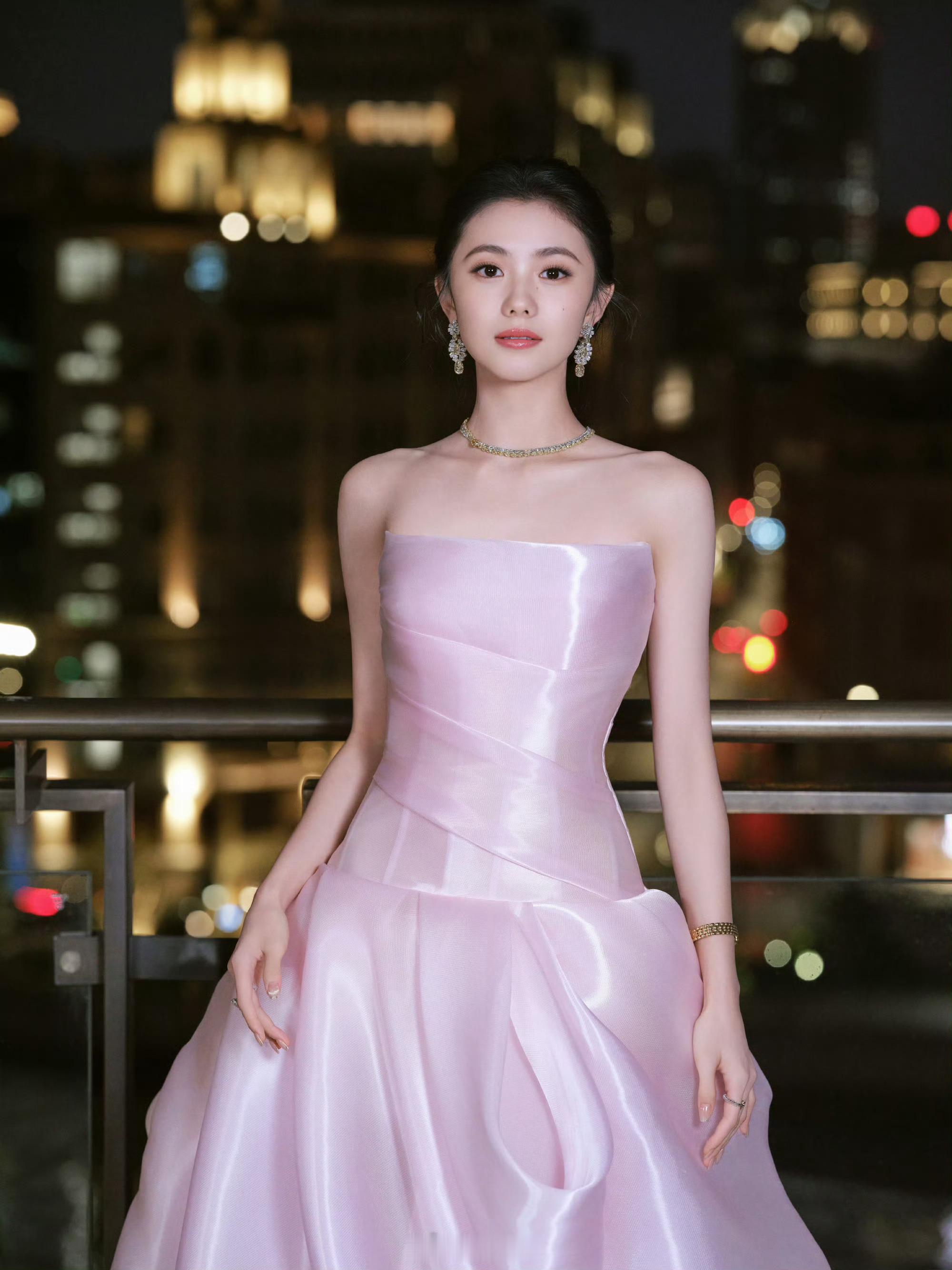 刘浩存这次Chopard活动真挺好看的，人美、造型也优雅大气，礼服选的不错。 ​
