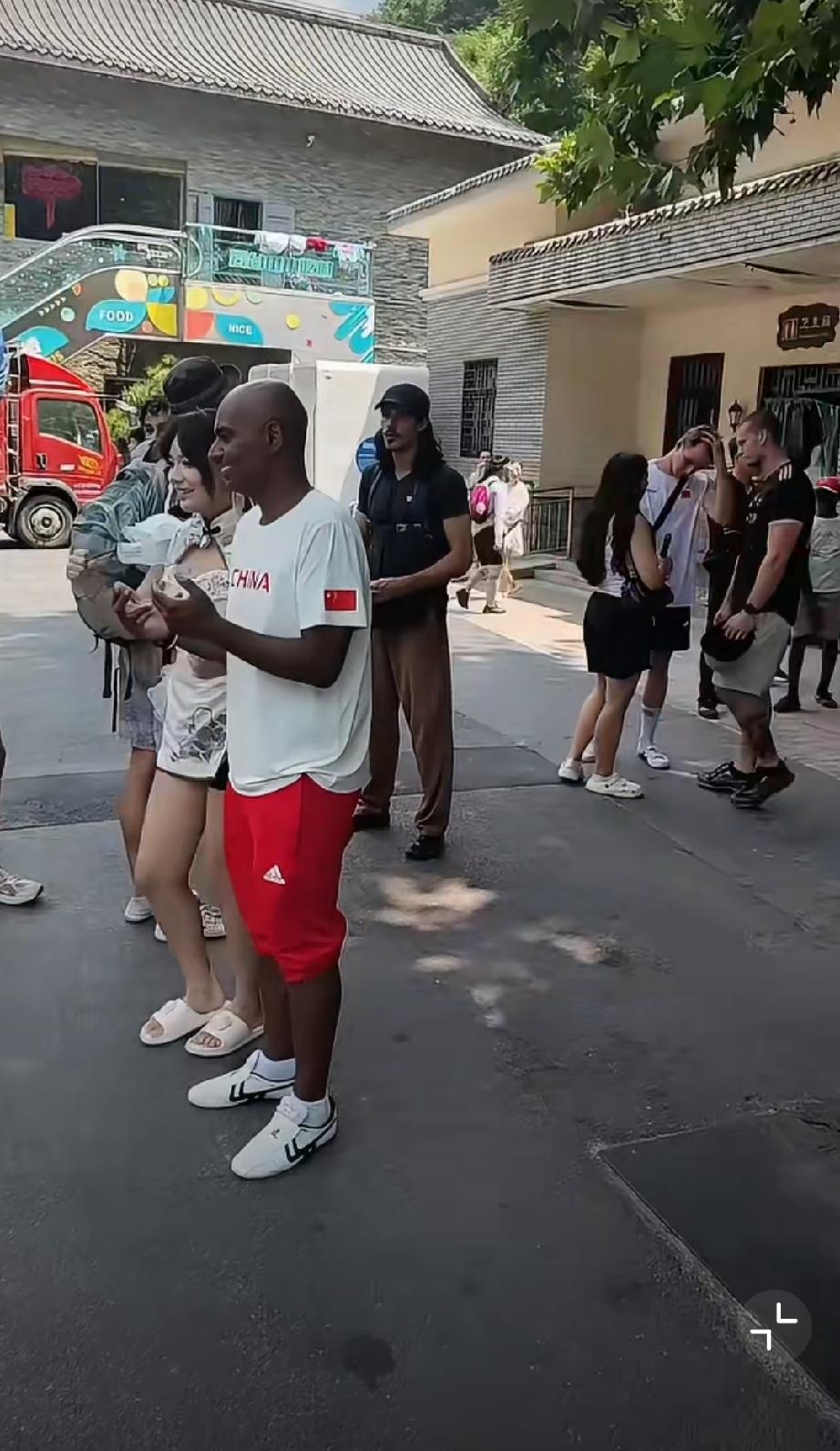 这是一位网友分享的视频，他出去旅游发现来中国玩的外国人挺多的，很小的景区都能看到