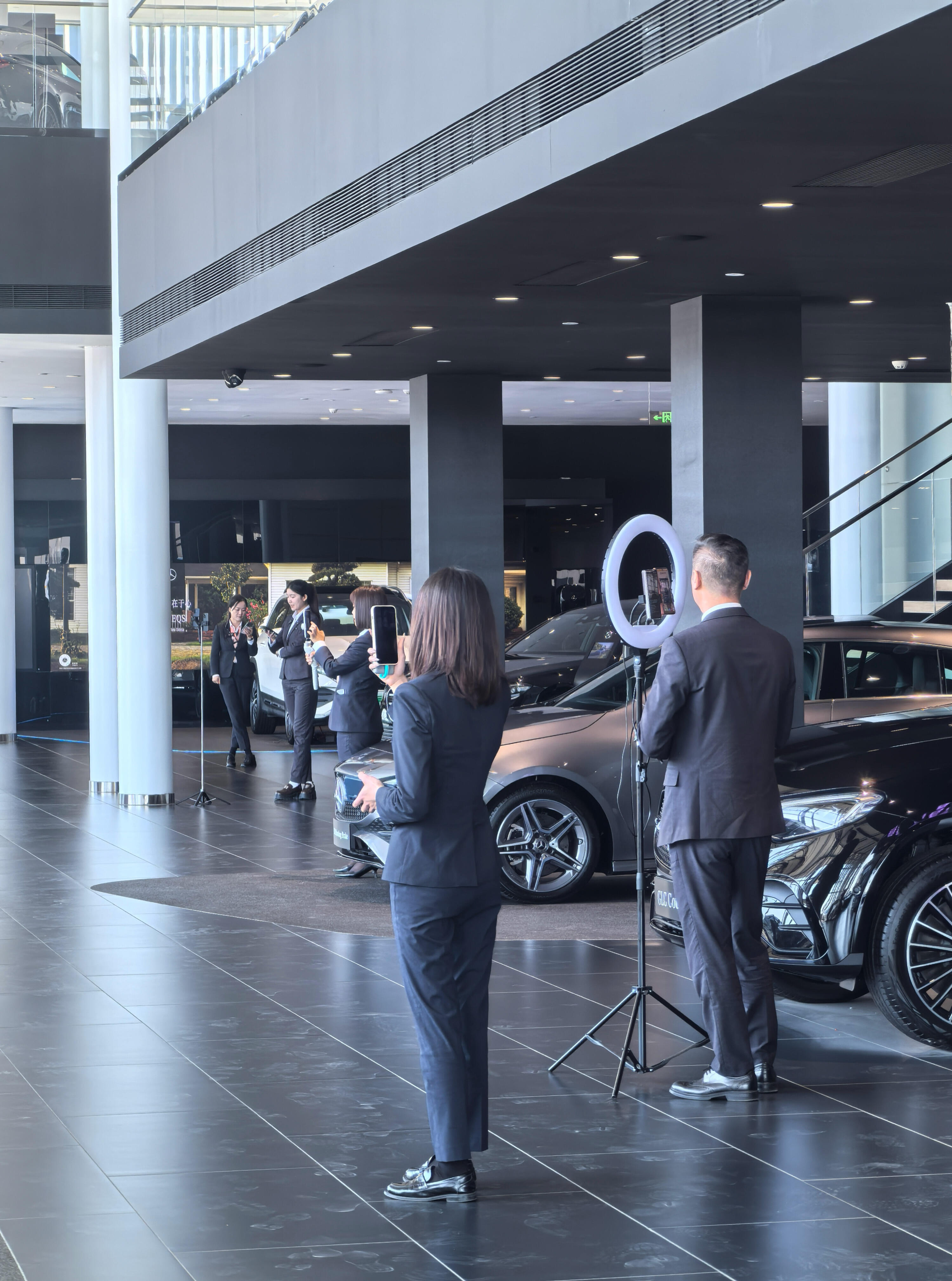 现在的奔驰也不能光靠标来吸引人了，也得要靠直播把价格打下来，才有人愿意来。 