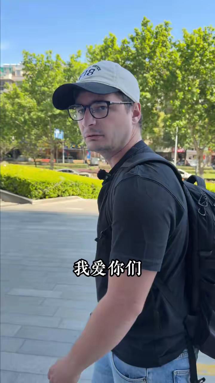 中国的朋友们，我的任务完成了，是时候离开了。我爱你们，非常爱你们。中国再见。这一