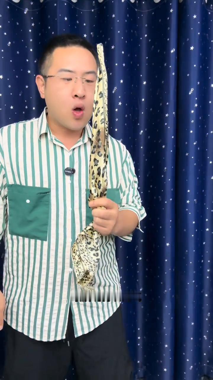 丝巾瞬间变硬，大姨脸都红了。
大家好，看一下柔软的丝巾，经过这样摩擦以后就会瞬间