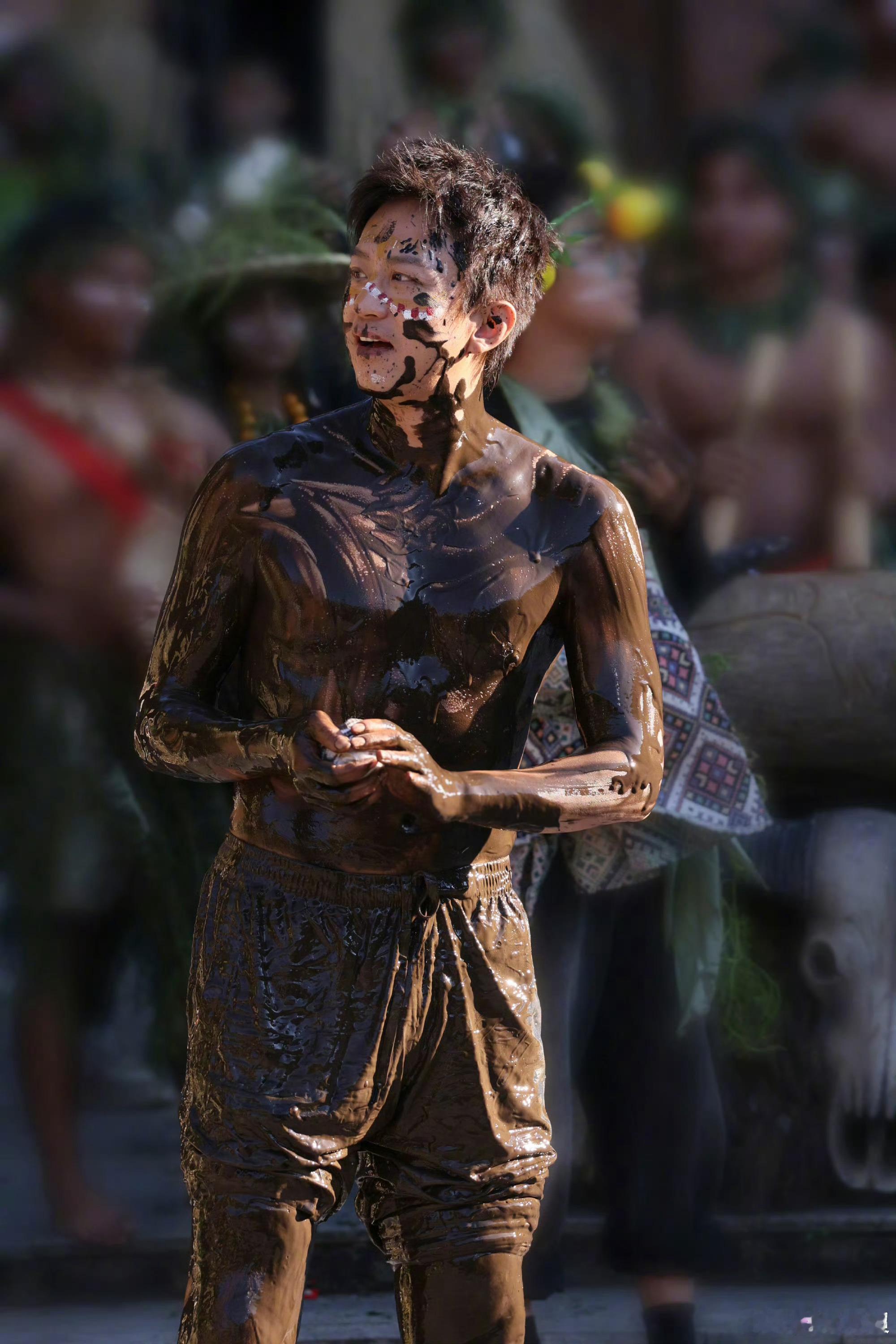 邓超每天洗澡离不开黑泥邓超黑泥五连拍邓超每天洗澡离不开黑泥，哈哈啊哈，