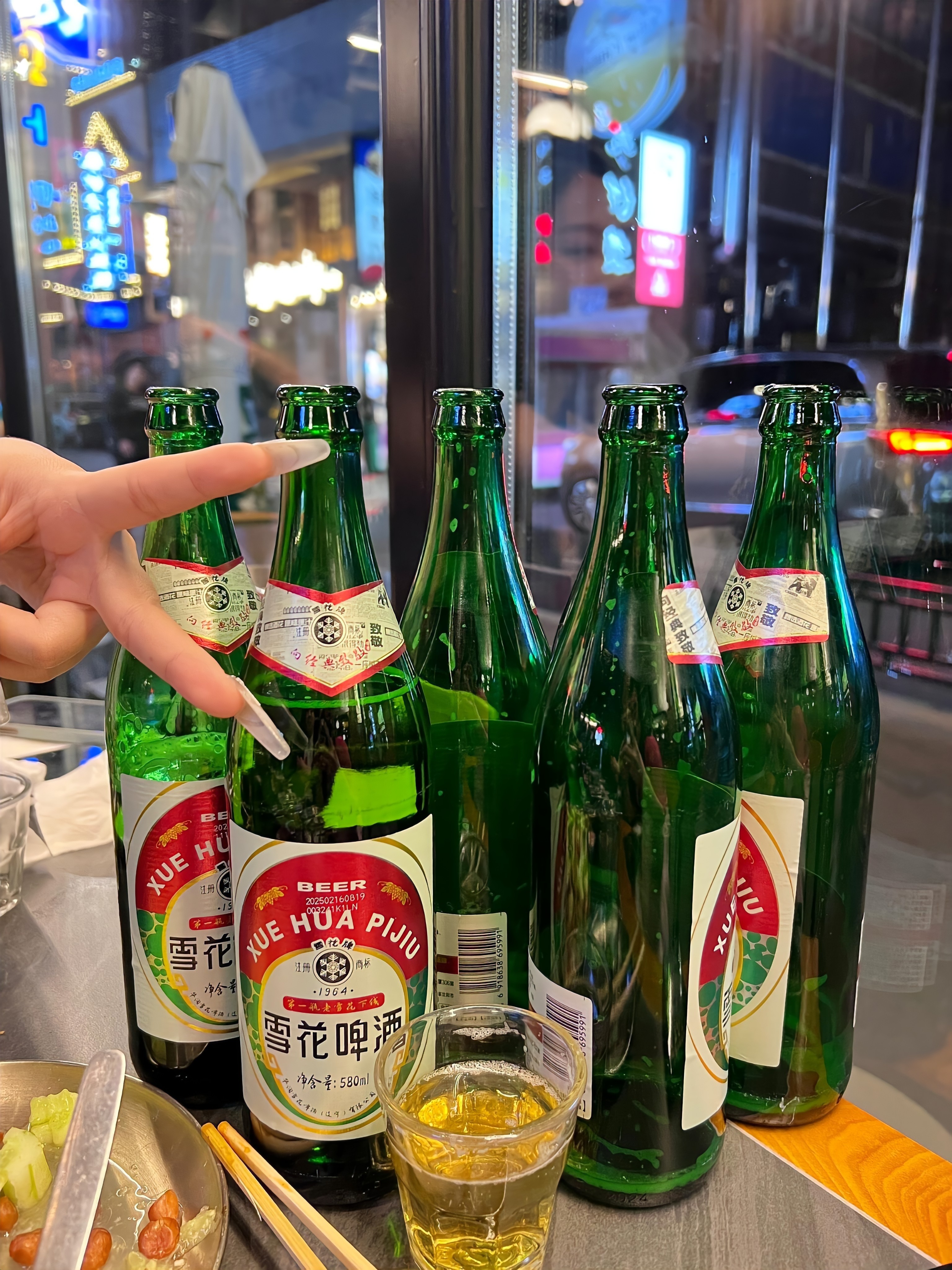 酒是个好东西,李白喝了写诗,武松喝了打虎,我喝了想你。 