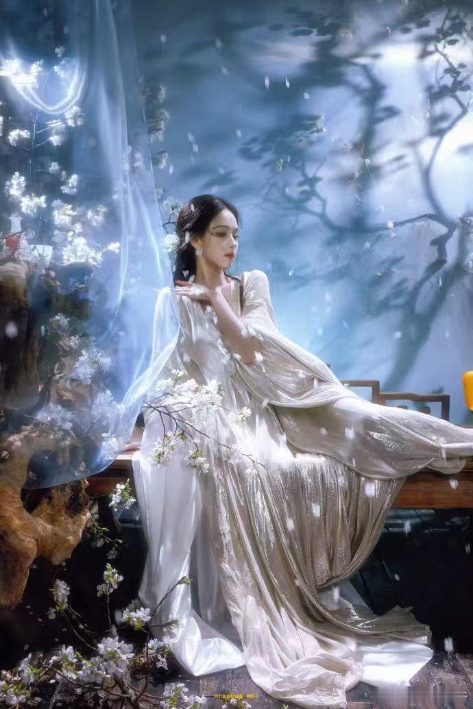 陈都灵雾妄言狐妖大片 雾妄言的妆造确实花了心思，白裙配暗黑系狐耳，眼妆用了冰蓝色