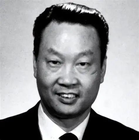 1985年的一间FBI审讯室里，63岁的金无怠被连续逼问了整整6个小时。探员们以