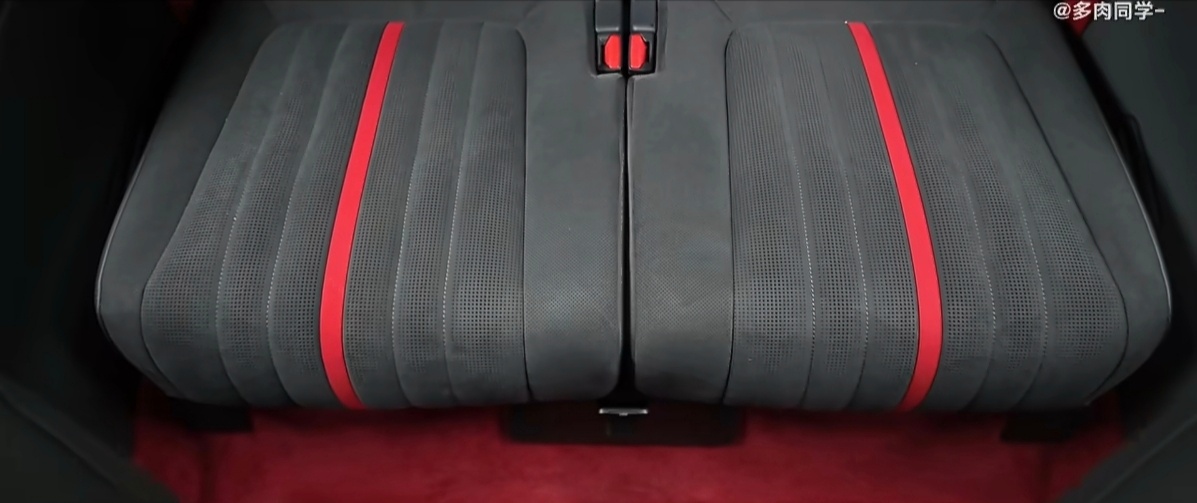 岚图泰山黑武士内饰竟然给我种 新中式 的错觉，就像水墨画，苍劲有力。座椅、副驾、