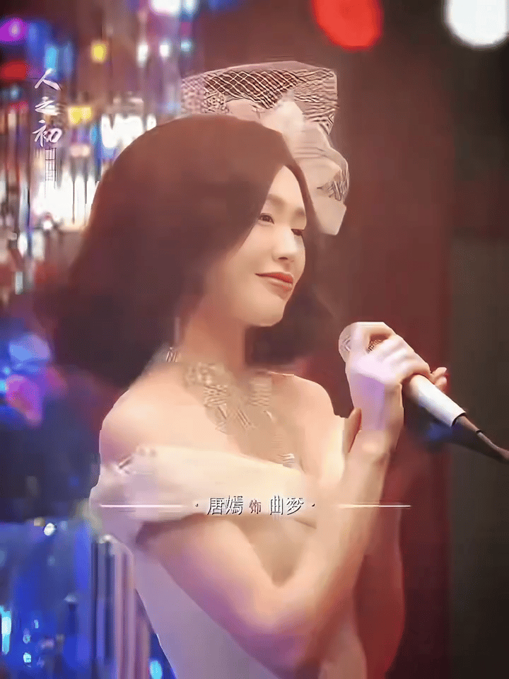 唐嫣新剧复古妈咪级别 唐嫣在《人之初》的造型，简直是90年代的时尚教科书！一颦一