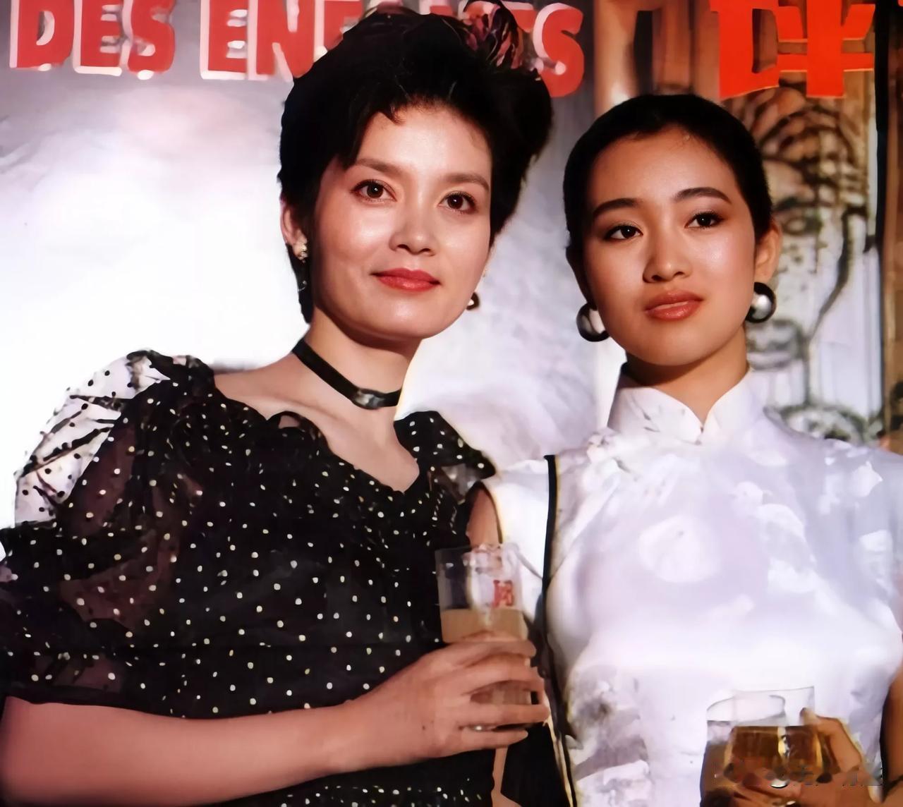 22的巩俐和33岁的潘虹。
潘虹是国家一级演员，巩俐不但是一级演员，更是国际巨星