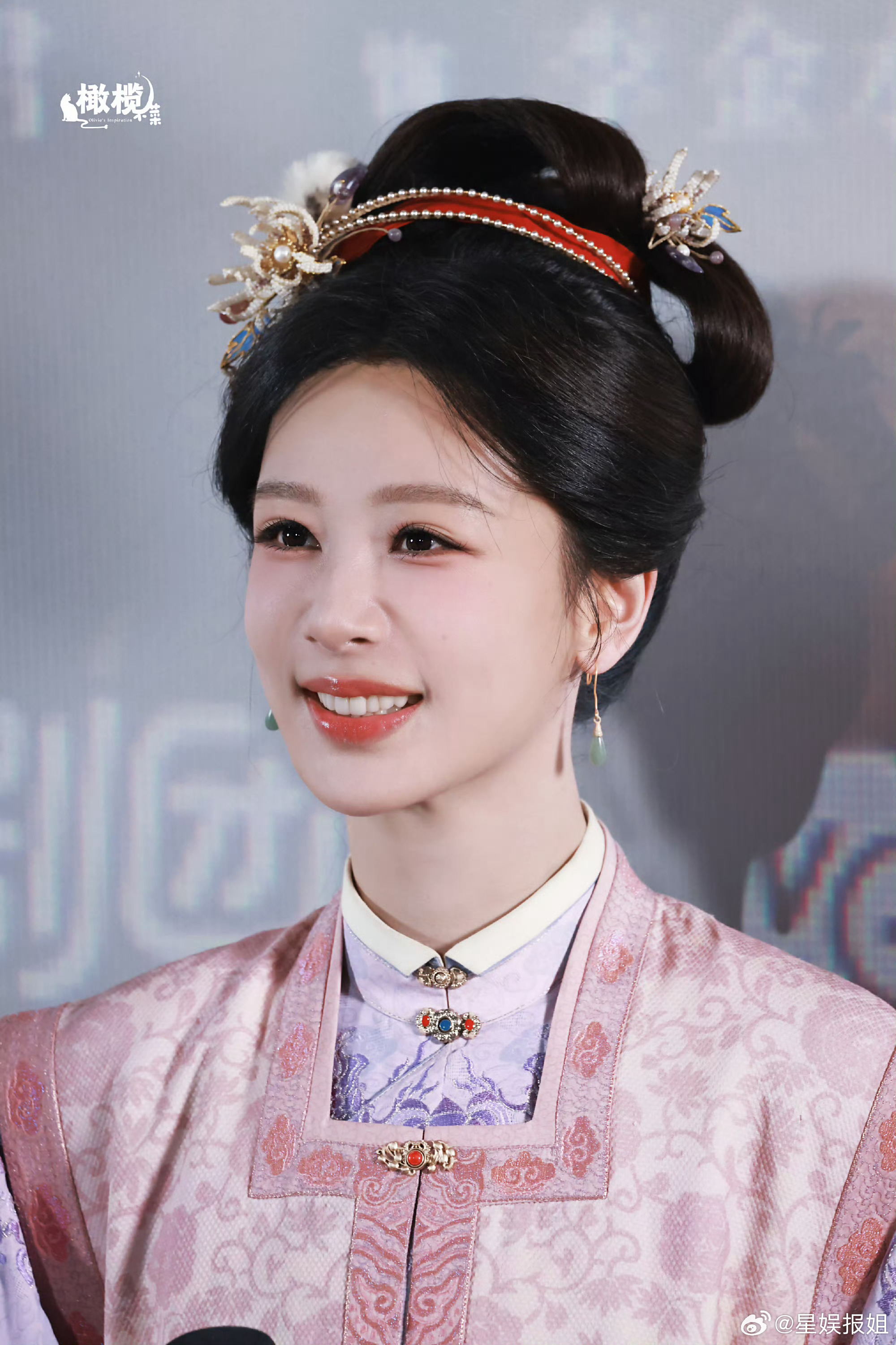 杨紫跳起来打王梓豪王梓豪主动送凳子求打，杨紫配合演出跳起来打，动作夸张充满喜感，
