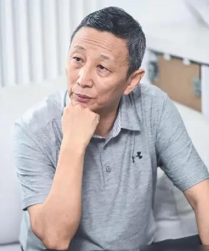62岁的丛珊，每两个月就要飞一次巴黎。

她不是去度假，是在儿子伍迪的公寓里，把