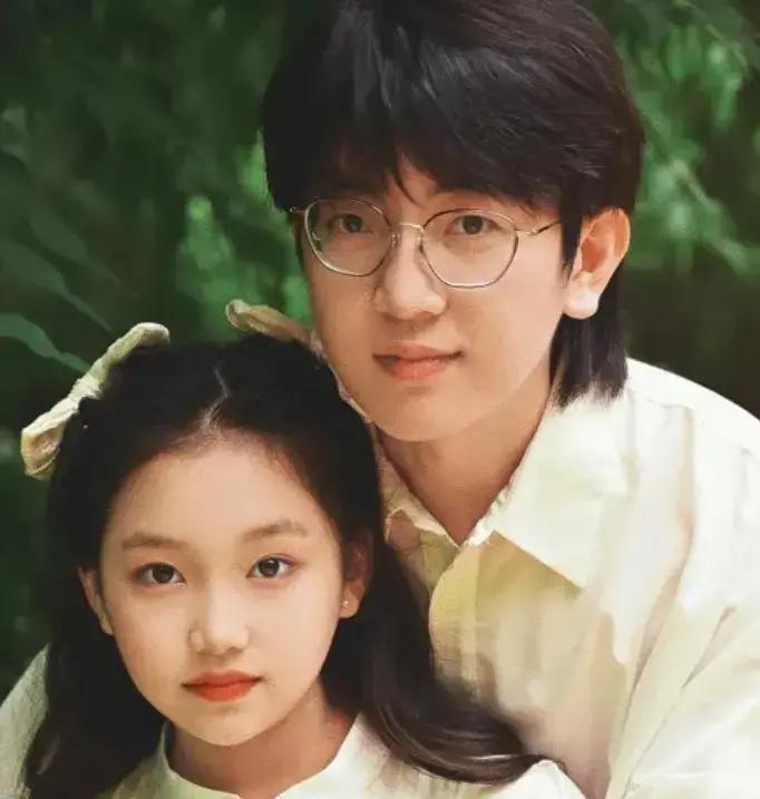 上海一男子领养了一个12岁的盲童女孩，花25万给他治眼睛，谁料女孩眼睛治好后，跪