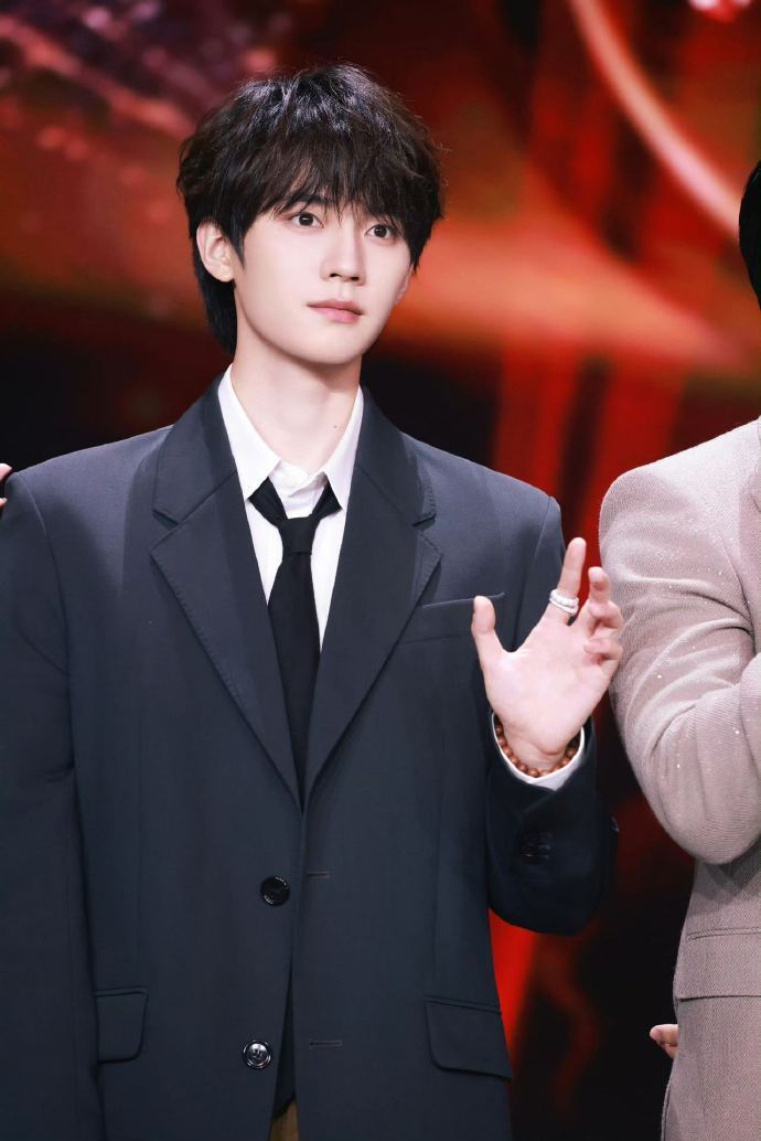 微博文化交流之夜新加坡站，周翊然收获荣誉后，热情地向大家介绍重庆，从美食到美景，