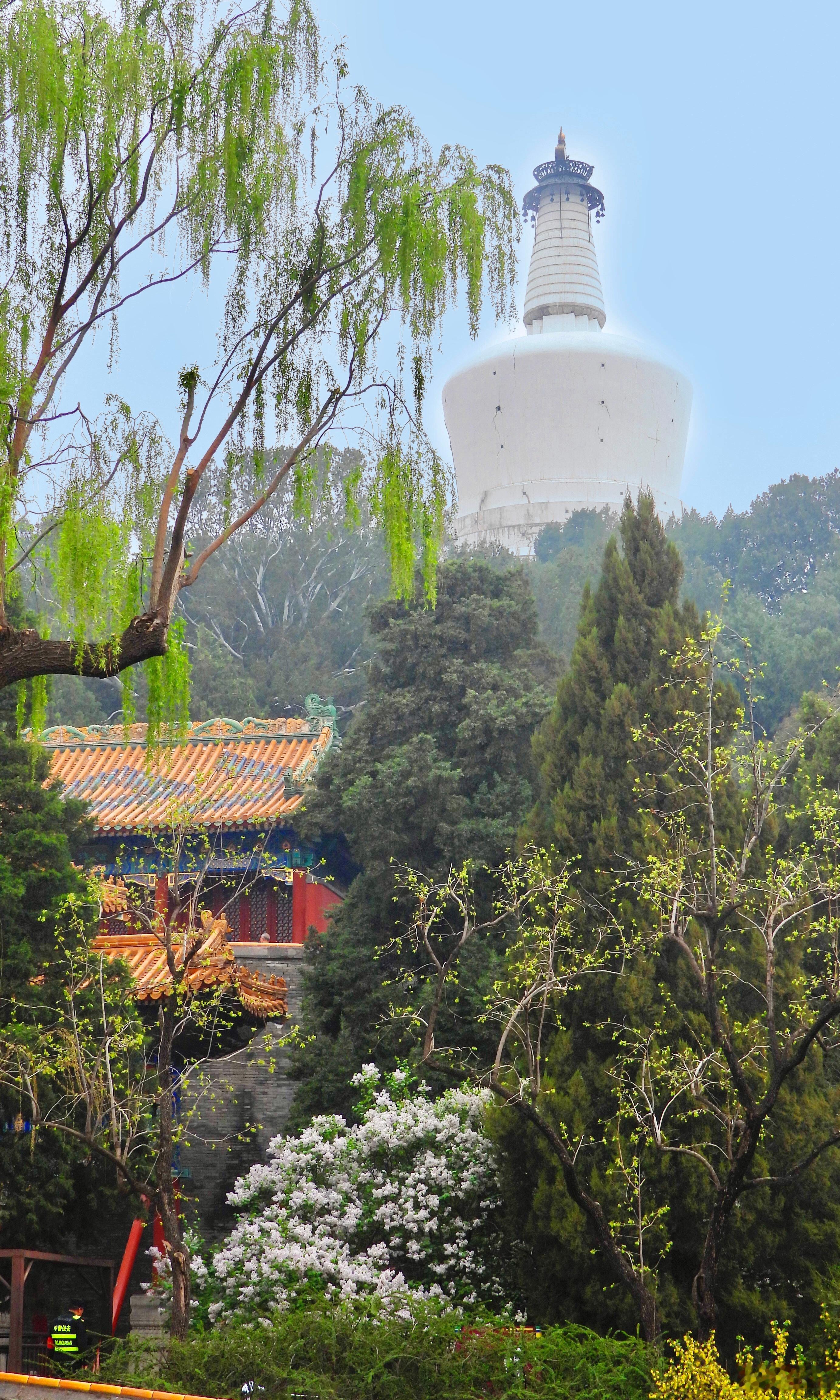 【北京北海公园  琼岛春阴】琼华瑶岛郁嵯峨，春日轻阴景色多。云护凤楼松掩映，瑞凝