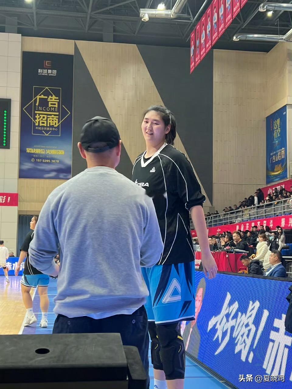 今晚，19岁的“大个子”张子宇迎来职业篮球首秀，代表山东高速女篮对阵石家庄女篮。