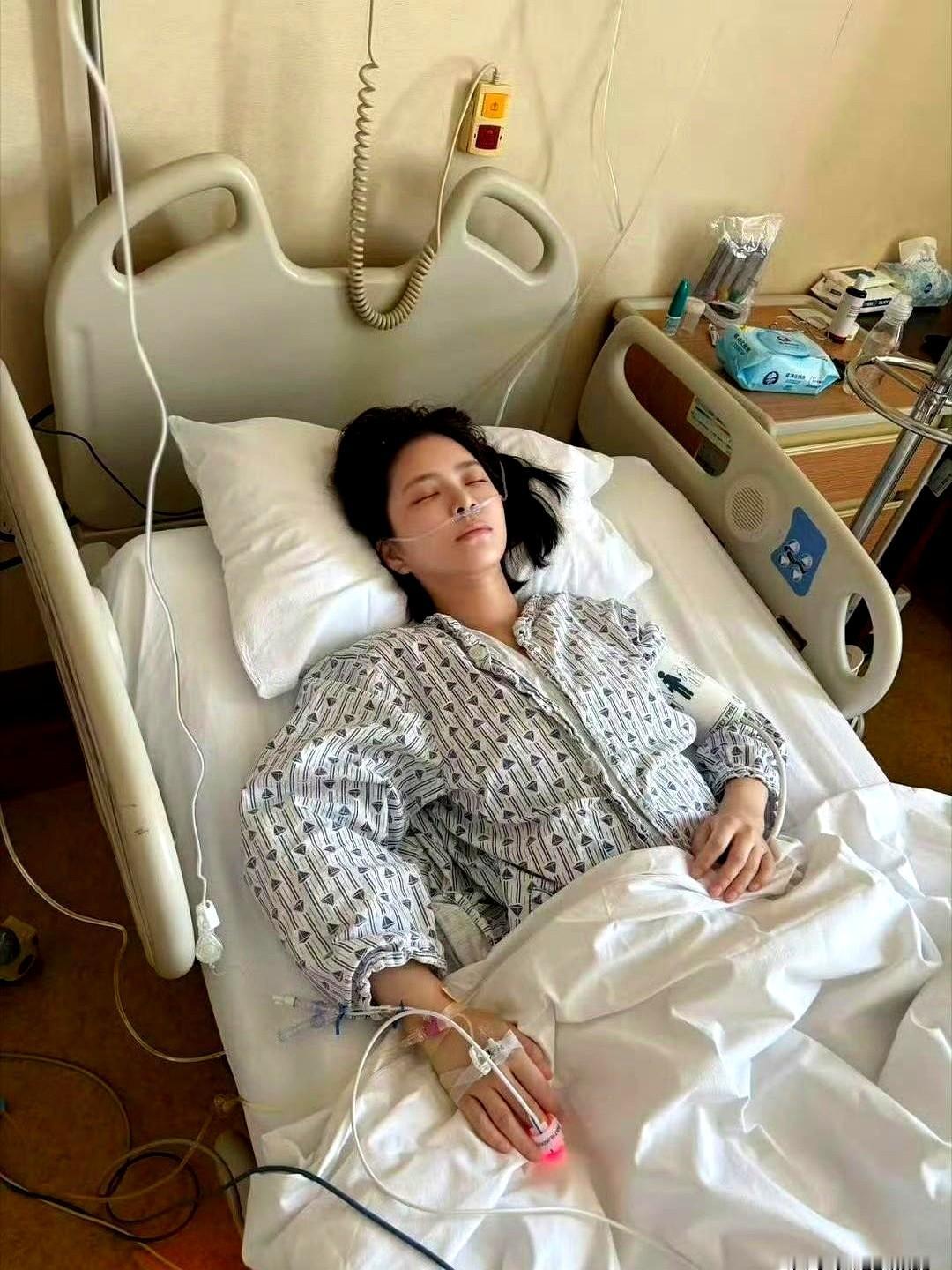 “四肺公主”这个称号，听着真让人心头一紧。

杜淳老婆王灿晒出病床照，自曝因突发