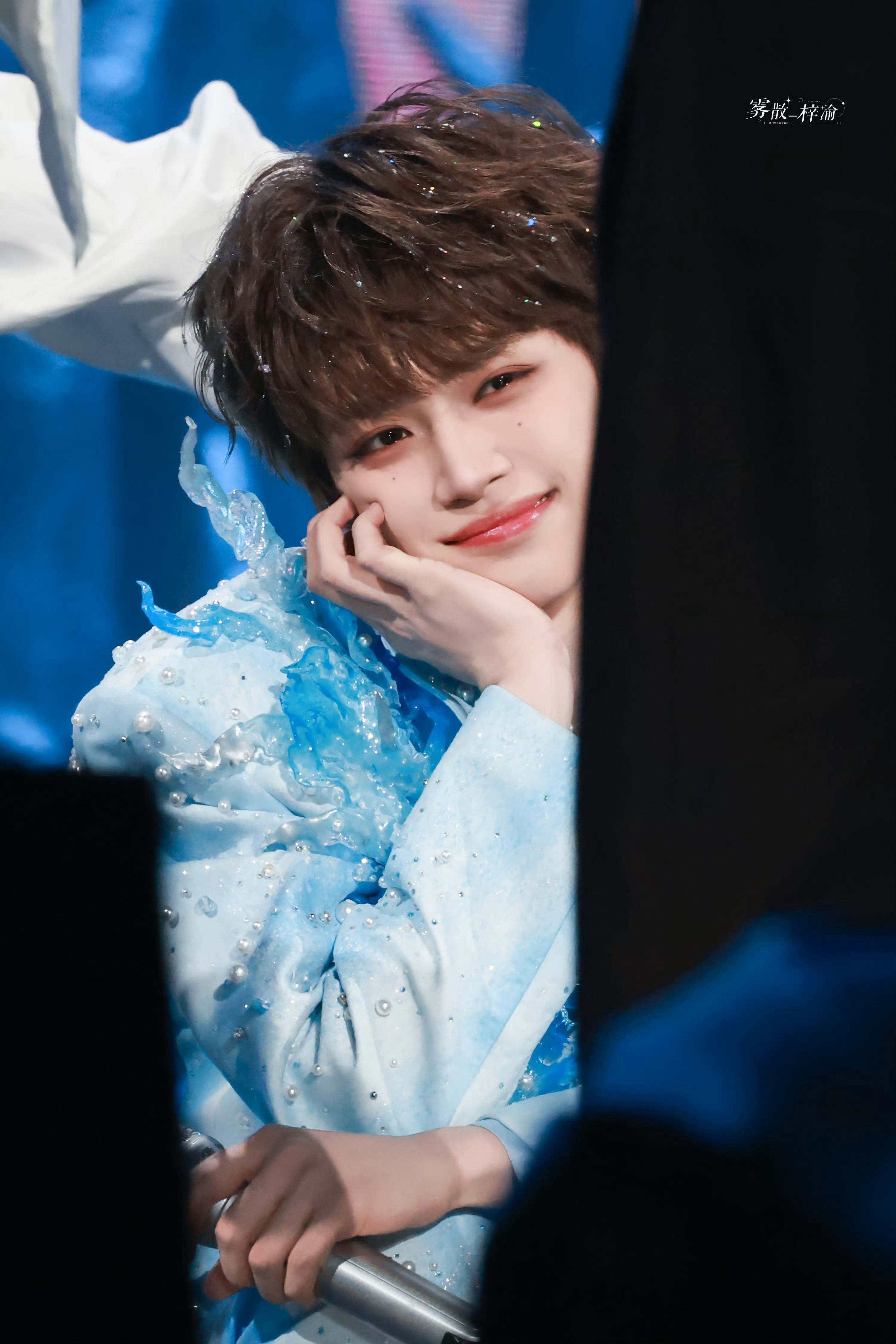 怎么会有真人长这么对称的痣 