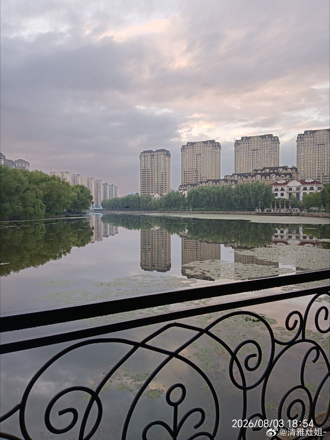 每天行走在林荫小路上没觉得它的美但拍出来一看，很美观，很养眼！ 齐齐哈尔·龙沙公